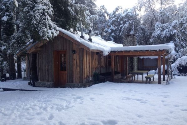 Casa en una planta, de mampostería revestida en madera de ciprés, rústica de muy buen gusto.